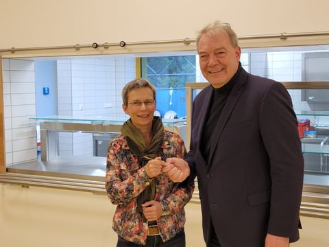 Schulleiterin Tatjana Schwarz und Bezirksstadtrat Harald Muschner (Bild: Bildrechte: BA Reinickendorf)