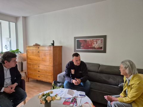 Bezirksstadtrat Uwe Brockhausen (SPD), Herrn Fink, Berliner Hausbesuche, Frau Mir-Raissi (Bild: Bezirksamt Reinickendorf)