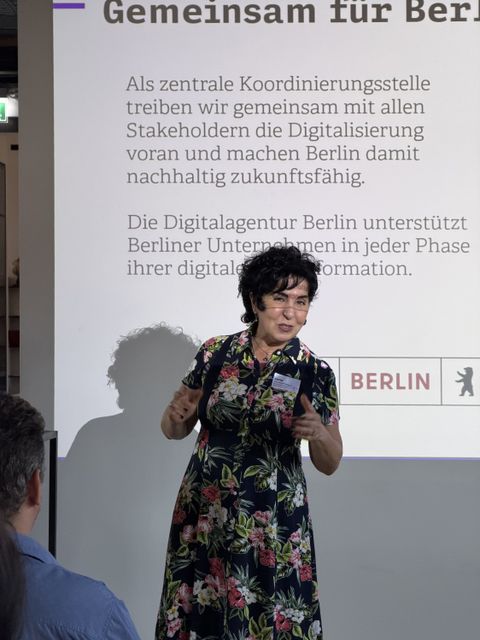 Bezirksbürgermeisterin Emine Demirbüken-Wegner begrüßte die Teilnehmer des Digitalsalons