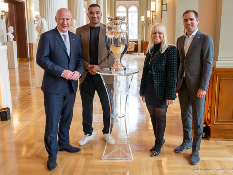 Begrüßung des Uefa-Pokals in Berlin