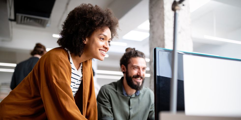 Zwei Personen arbeiten an einem Laptop
