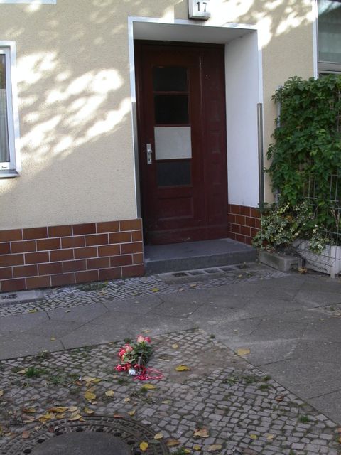 Hauseingang Bernhardstr. 17 (Bild: Stolpersteine-Initiative CW, Siebold)