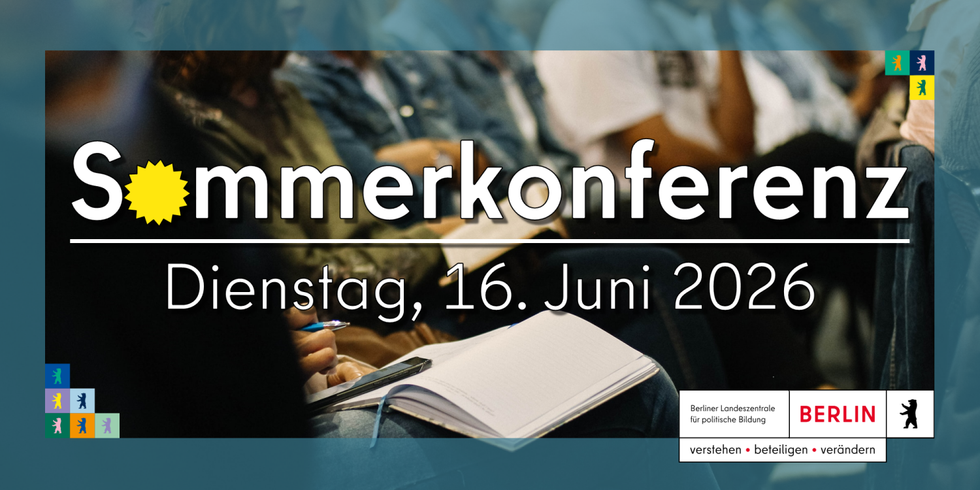 Schriftzug "Sommerkonferenz – Dienstag, 16. Juni 2026" vor Foto von dem Publikum einer Veranstaltung mit Logo der Landeszentrale