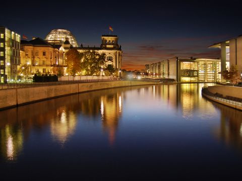 Blick über die Spree zum Regierungsviertel bei Nacht