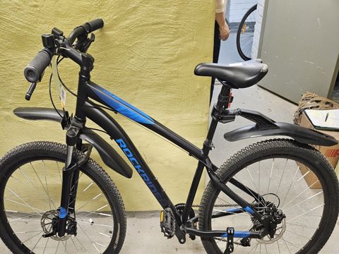 Schwarz-blaues Herrenfahrrad