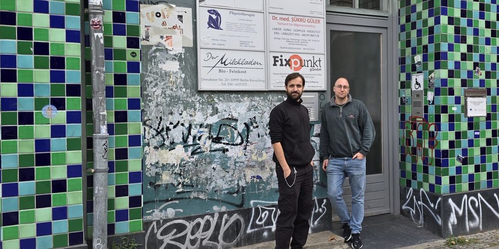 Projektleiter Philipp Kreutzer und Sozialarbeiter Florian Baumgärtner vor dem Eingang des freien Trägers Fixpunkt gGmbH