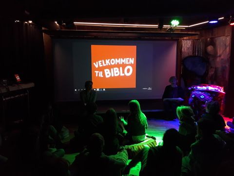 Biblo Tøyen beim Besuch einer Schulklasse (Bild: Valentina Mazzola)