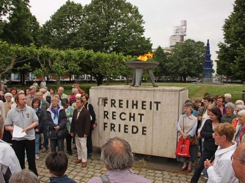 Am Mahnmal "Ewige Flamme", Foto: Raimund Müller