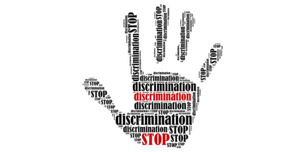 Hand mit Schrift Stop discrimination