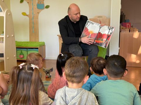 Stadtrat Ewers las für die Kleinsten in der Kindertagespflegestelle „Krabbelkäfer“ die Pop-up-Version des Buches „Die kleine Raupe Nimmersatt“ von Eric Carle und für die Vorschulkinder der Kindertagespflegestelle „Trau dich Koalabär“ von Rachel Bright (Bild: BA Rdf)