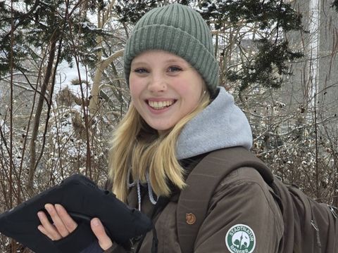 Stadtnatur-Rangerin Janni Kretschmer gibt die Daten eines Baumes in ein Tablet ein