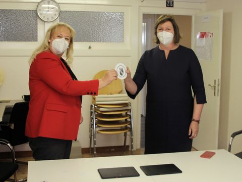 BVV-Vorsteherin Kerstin Köppen (links) überreicht die erste Sondermittel-Plakette an Vorstand Elke Duda vom TSV Berlin-Wittenau 1896 (Bild: BVV Reinickendorf)