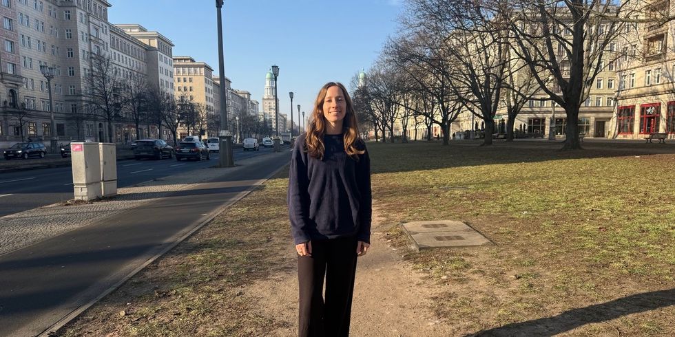 Brite Dohlen auf der Frankfurterallee. Im Hintergrund die beiden Stalinbauten am Frankfurter Tor.