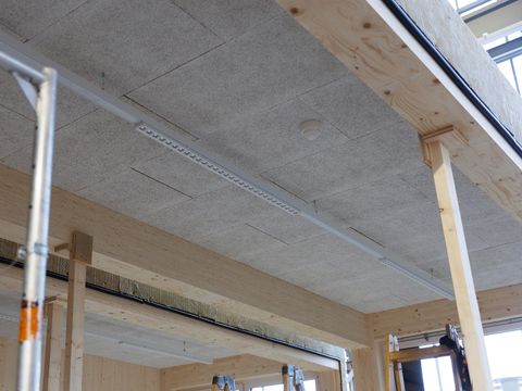 Deckenaufbau mit schallabsorbierenden Elementen