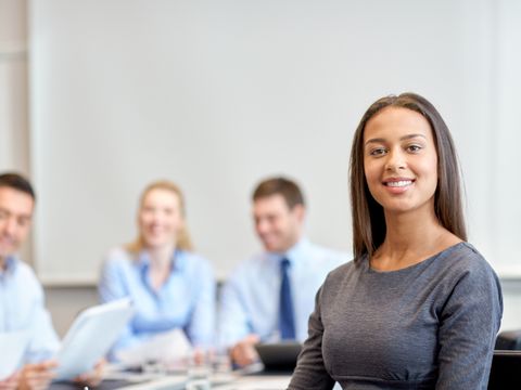 Businessfrau mit einer Gruppe von Geschäftsleuten - Meeting im Büro