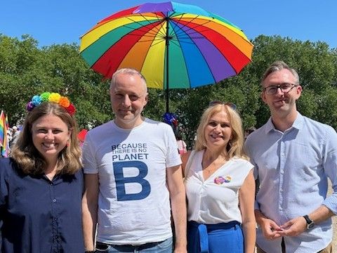 Bezirksbürgermeisterin Clara Herrmann und Beata Bugajska, Gleichstellungsbeauftragte und zwei Regierungsmitarbeiter der Stadt Szczecin (Bild: Bezirksamt Friedrichshain-Kreuzberg)