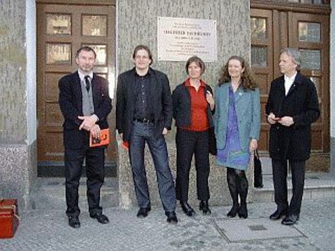 Bei der Enthüllung: R. Jacob, F. Greis, S. Oswalt, M. Thiemen, P. Hess (v.li.)