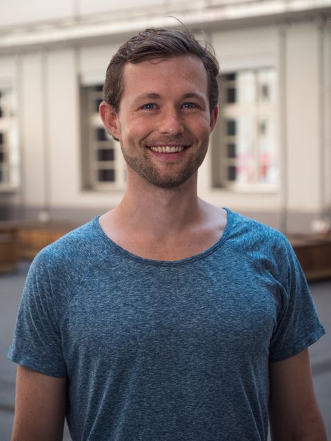 Mann lächelt in die Kamera