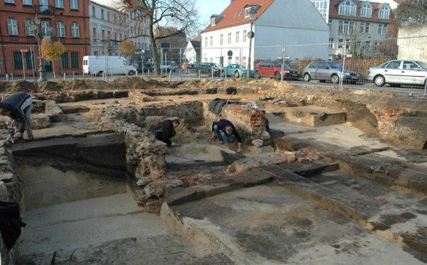 Mittelalterlicher Keller mit Eingangsrampe (im Bild links) 13.-14. Jahrhundert