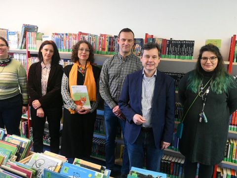 Foto: vlnr: Nicole Drescher (Bibliothek am Schäfersee), Ramona Hunkler (Stv. Leiterin Stadtbibliothek Reinickendorf), Stephanie Iffert (Leiterin VHS), Bernd Schmieden (Amtsleiter Weiterbildung und Kultur), Uwe Brockhausen (Bezirksbürgermeister-SPD) und Ricarda Boley (komm. Leiterin Bibliothek am Schäfersee) (Bild: Bildrechte: BA Reinickendorf)