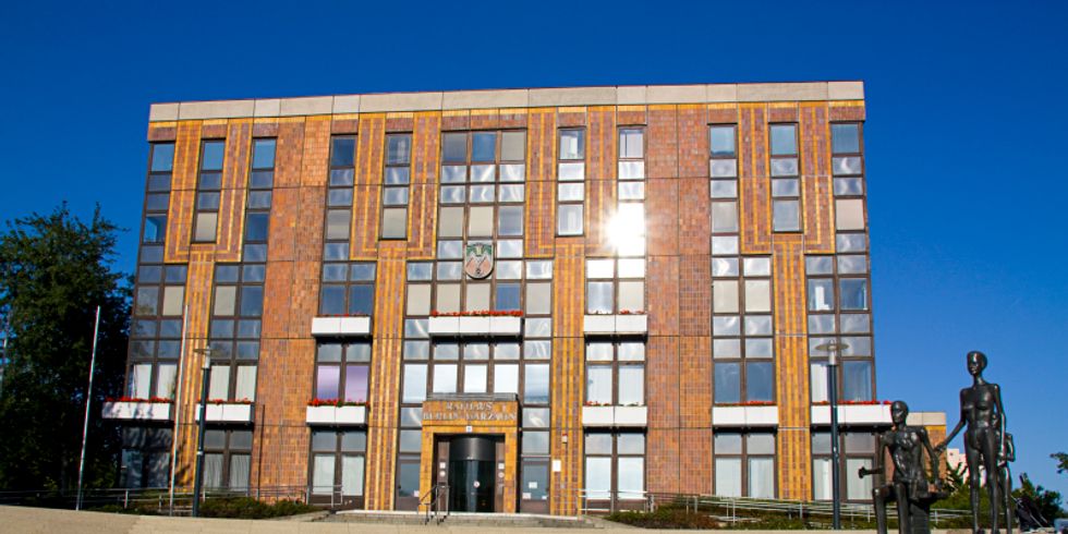 Rathaus Marzahn am Helene-Weigel-Platz mit Brunnen und Skulpturen im Vordergrund