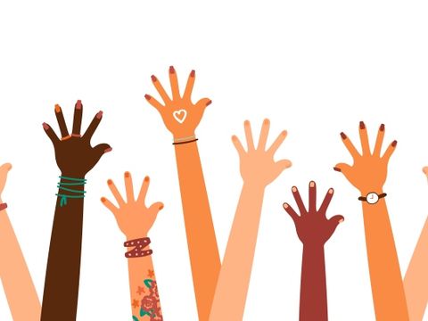 Erhobene Hände verschiedener Menschen