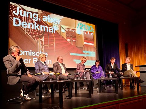 Über 250 Zuschauerinnen und Zuschauer verfolgten die Diskussion in der Urania und im Livestream. (Bild: Landesdenkmalamt Berlin, Foto: Nicole Hildebrandt)