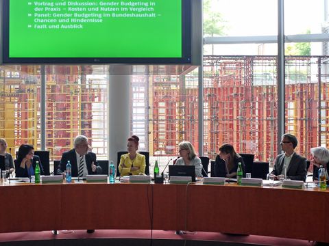 Klaus Feiler (2. v.l.), Staatssekretär der Senatsverwaltung für Finanzen, im Fachgespräch der Bundestagsfraktion von "Bündnis 90/Die Grünen" (Bild: SenFin)