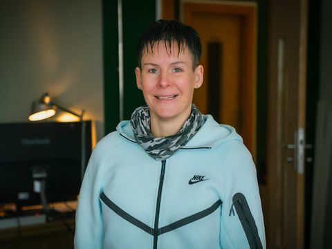 Portrait von Nancy bei der Arbeit im Immobilienbüro.