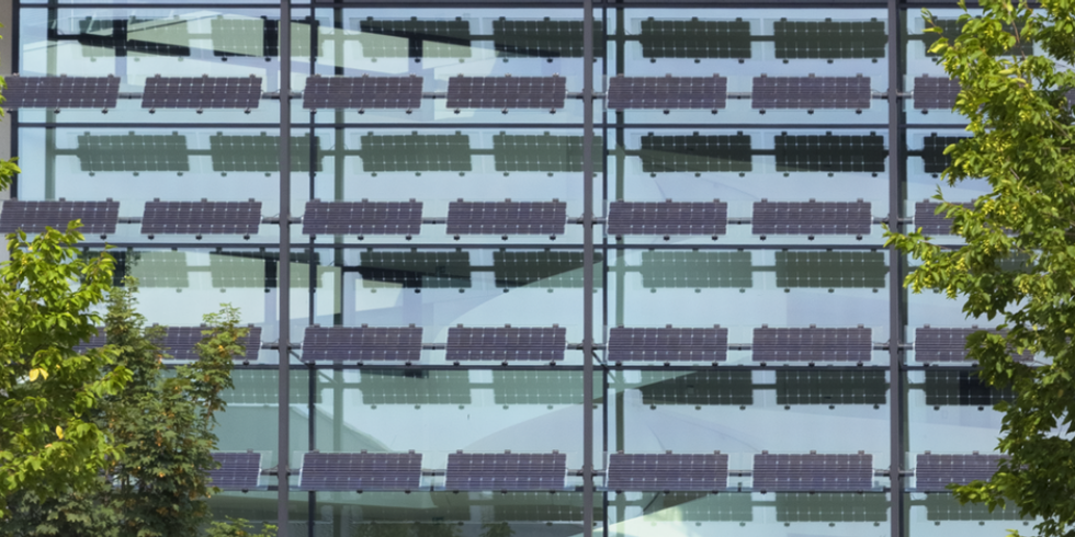 Fassade mit Solarmodulen Power2Gas