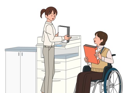 Mitarbeiterin am Kopierer mit Kollegen