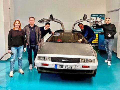 Von links nach rechts: Natalia Bahancova (Head of Marketing and Public Affairs, The Drivery), Felix Fessard (Managing Director, Augustus), Matthias Bez (Managing Director, Augustus), Bezirksbürgermeister Jörn Oltmann, Timon Rupp (CEO, The Drivery)