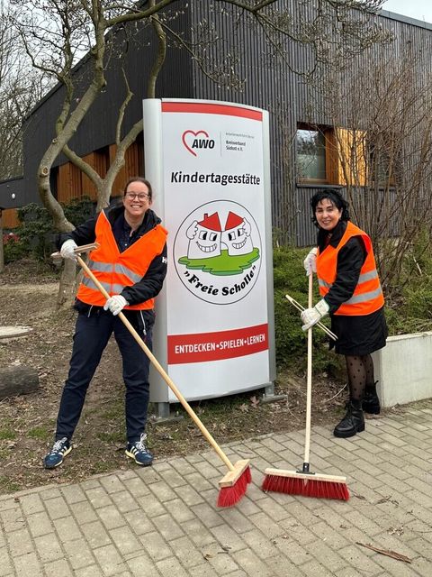 Bürgermeisterin Demirbüken-Wegner (re. im Bild) und Stadträtin Schrod-Thiel eifern den Kita-Kindern nach. (Bild: BA Rdf)