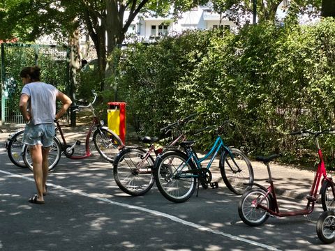 Das Minirad mit hohem Sattel, erlaubt es der Fahrerin, mit den Fußsohlen den Boden zu berühren. So rollt sie die erste Runde ganz vorsichtig (Bild: Sabine Böhnig)