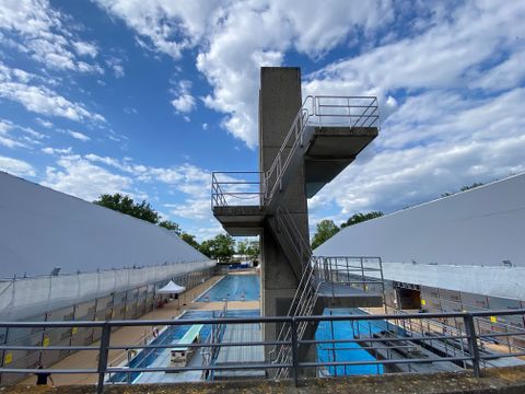 Sprungturm des Sommerbads am Olympiastadion.