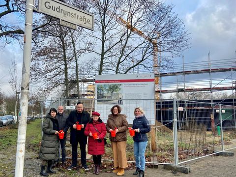 An der Baustelle für die neue Kita stehen: Architektin Laura Fogarasi-Ludloff, Jugendamtsleiter Rainer Zeddies, Michael Grunst, Ülker Radziwill, Camilla Schuler und Christina Reinicke.