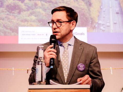 Staatssekretär Andreas Kraus eröffnet die Veranstaltung (Bild: Frank R. Schröder)