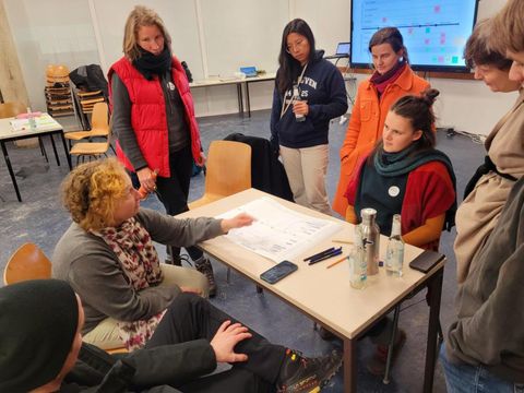 Gruppe von Menschen gemeinsam an einem Tisch