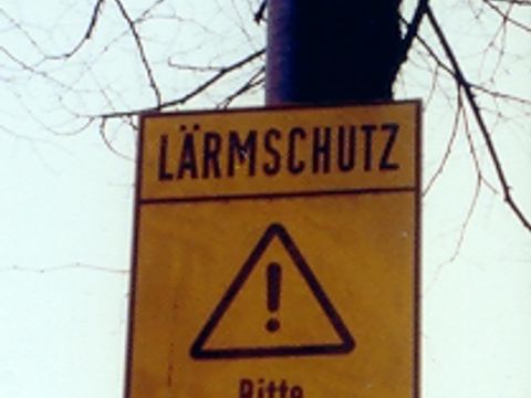 Ein Schild fordert 'Motor abstellen!' (Bitte zum Vergrößern anklicken)