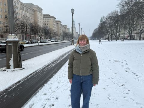 Insa Kehlenbeck auf der Frankfurter Allee mit Blick auf das Frankfurter Tor und den Fernsehturm