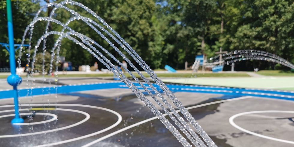 Eine Wasserkanone sprüht Wasser