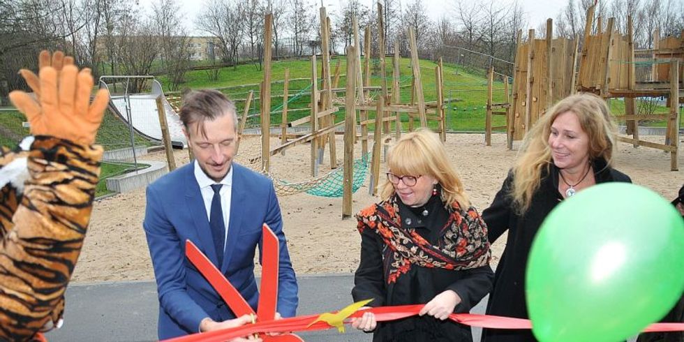 Übergabe des Schulhofes an die Kolibri-Grundschule - Durchtrennen des roten Bandes