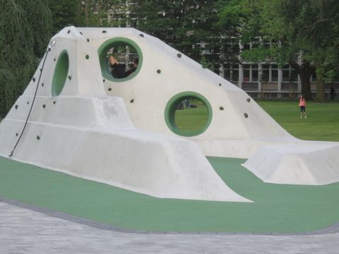 Skulptur und Bewegungskörper MaxJosephMetzgerPlatz