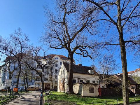 Die alte Schmiede auf dem Richardplatz mit Mietshäusern im Hintergrund