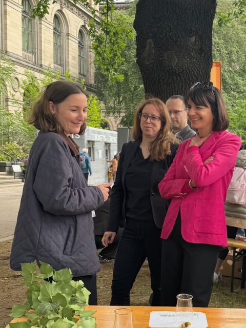 v.l.n.r.: Lucie Kauffmann (Koordinierungsstelle Natur- und Umweltbildung Reinickendorf), Julia Schrod-Thiel (Bezirksstadträtin für Ordnung, Umwelt und Verkehr) und Britta Behrendt (Staatssekretärin für Klimaschutz und Umwelt)) (Bild: BA Rdf)