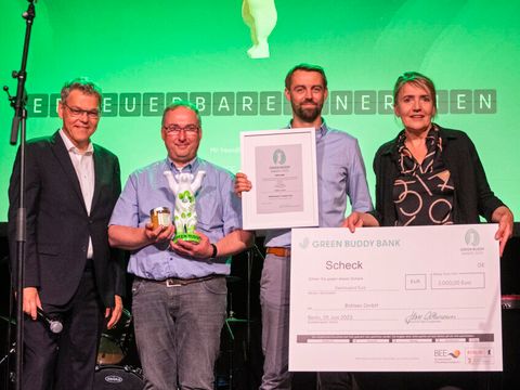 Preisübergabe in der Kategorie Erneuerbare Energien an die Bahlsen GmbH (Bild: Erik-Jan Ouwerkerk)