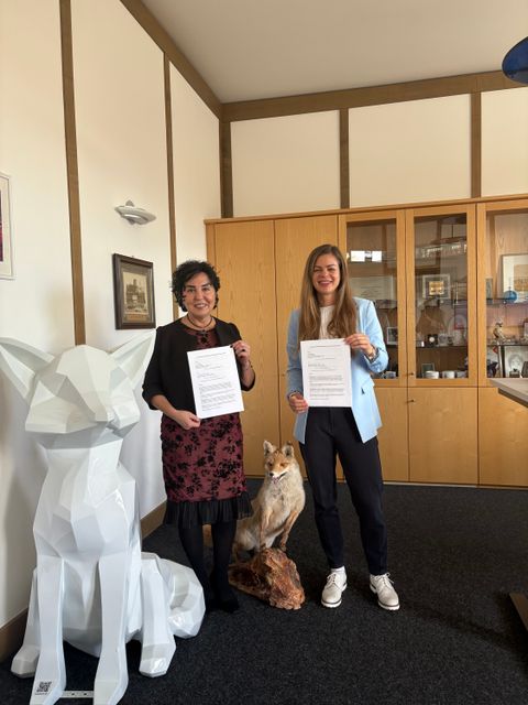 Bezirksbürgermeisterin Emine Demirbüken-Wegner und die Leiterin des OXG-Kommunenmanagements, Franziska Christau, mit der frisch signierten Absichtserklärung. (Bild: BA Rdf)