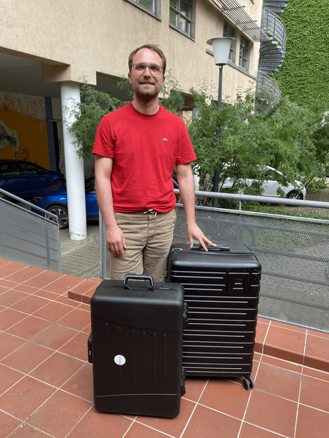 Paul Huwe, Leiter des Ausbildunsgbürgeramts, steht hinter seinen mobilen Bürgerkoffern 2.0