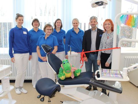 Von rechts nach links: Amtsärztin Dr. Sina Bärwolff, Stadtrat Oliver Schworck, Dr. Ihna Lanzerath, Leiterin des Zahnärztlichen Dienstes (ZÄD), und Kollegium des ZÄD