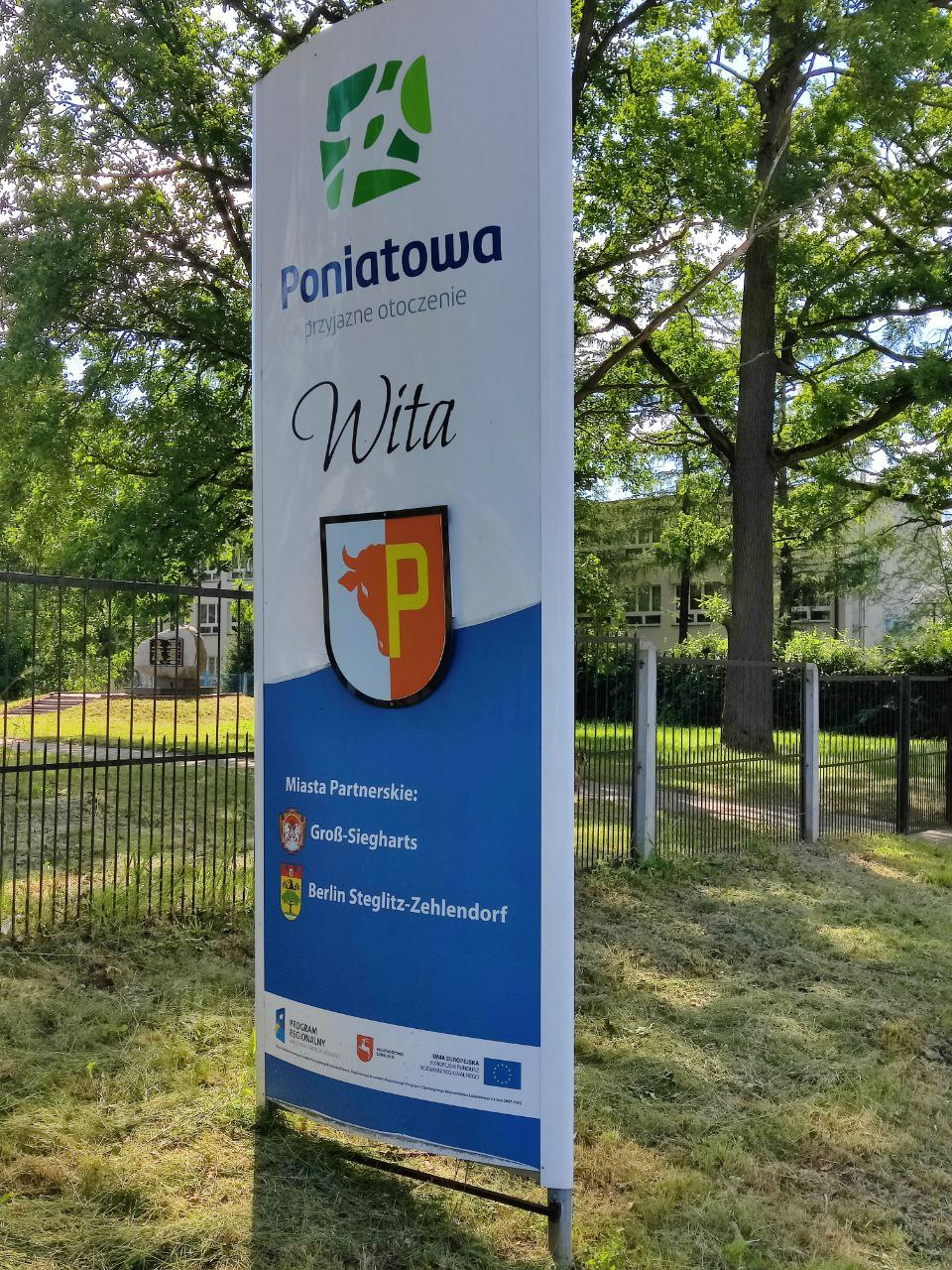 Tafel mit den beiden deutschsprachigen Partnerstädten Poniatowas: Groß-Siegharts (Niederösterreich), Steglitz-Zehlendorf